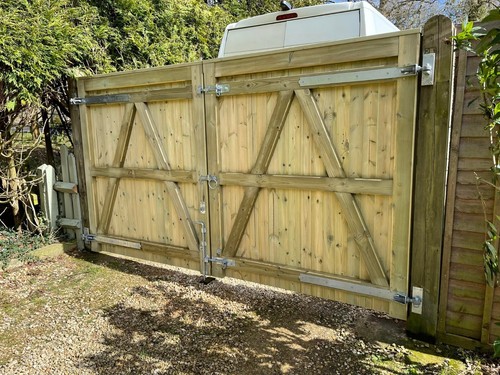 Adjustable gate hinges two